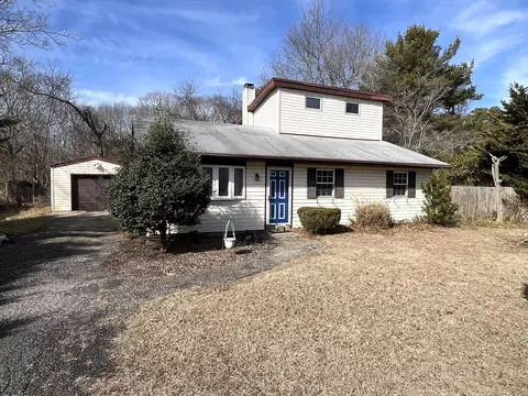 72 Wards Ln, Bellport, NY 11713