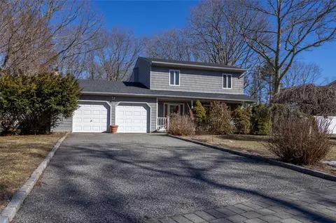11 Artist Lake Blvd, Middle Island, NY 11953
