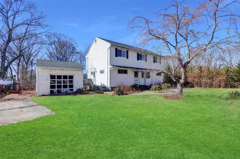 299 Auborn Ave, Shirley, NY 11967