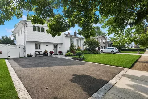 25 W End Ave, Massapequa, NY 11758