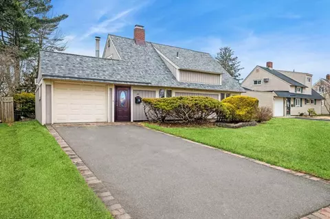 42 Boxwood Ln, Hicksville, NY 11801