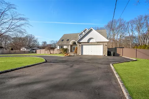 99 Crestwood Dr, Shirley, NY 11967
