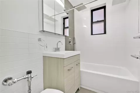 Bath - 10 E 43rd St #4K, Brooklyn, NY 11203 photo 1 of 2