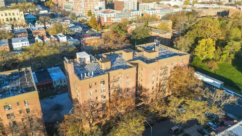 View/Area - 10 E 43rd St #4K, Brooklyn, NY 11203 photo 1 of 4