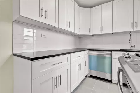 Kitchen - 10 E 43rd St #4K, Brooklyn, NY 11203 photo 2 of 3