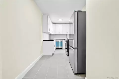 Entry Way - 10 E 43rd St #4K, Brooklyn, NY 11203 photo 1 of 2