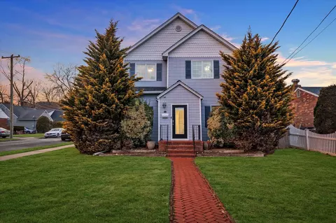 169 Old Powerhouse Rd, North Hempstead, NY 11577