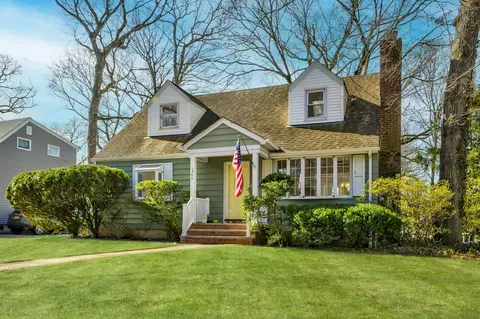 1566 Middle Neck Rd, North Hempstead, NY 11050