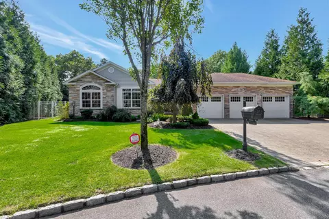 52 Monterrey Dr, Saint James, NY 11780