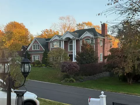 7 Old Farm Rd, North Hempstead, NY 11020