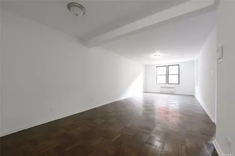 1040 Neilson St #3K, New York, NY 11691
