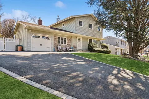 19 Sandra Dr, Hauppauge, NY 11788