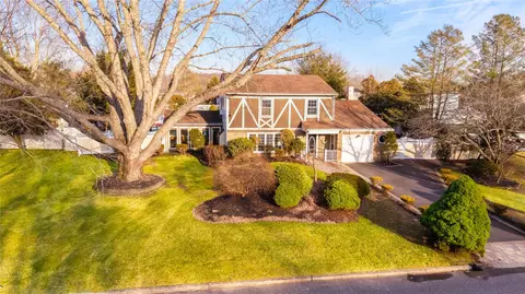 36 Orleans Grn, Coram, NY 11727