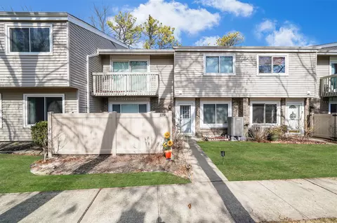225 Springmeadow Dr #I, Holbrook, NY 11741