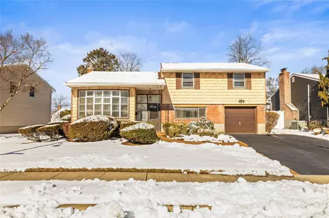 87 Country Dr, Plainview, NY 11803