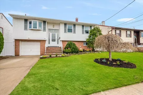 92 E First St, Freeport, NY 11520