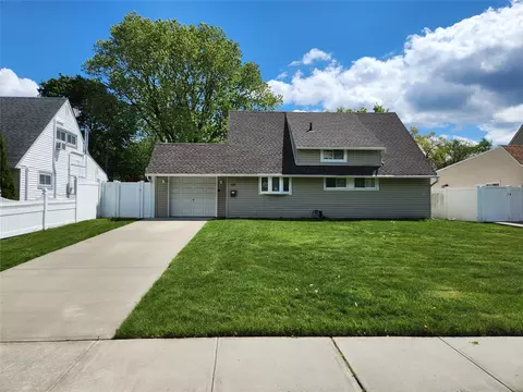 17 College Ln, North Hempstead, NY 11590