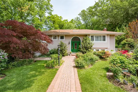 72 Sugar Maple Ln, Glen Cove, NY 11542
