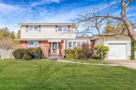 41 Alling St, Hicksville, NY 11801