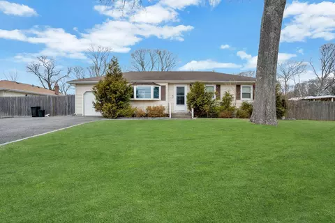 92 S Evergreen Dr, Selden, NY 11784