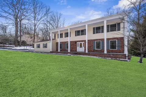 34 Woodhaven Dr, Clarkstown, NY 10956
