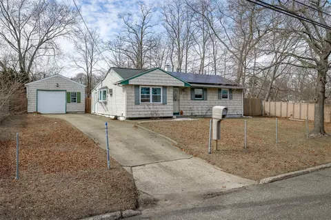 2816 Falcon Ave, Medford, NY 11763