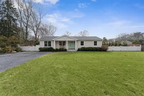 7 Evergreen Ct, East Quogue, NY 11942