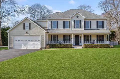 25 Fortune Cookie Ln, Hampton Bays, NY 11946