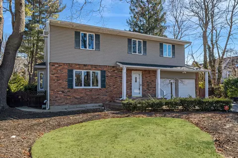 307 Mount Pleasant Rd, Hauppauge, NY 11788
