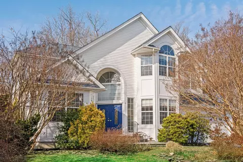 16 Carlyle Dr, Glen Cove, NY 11542