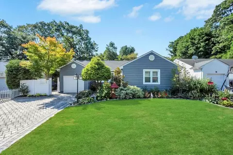 18 Teed St, Huntington Station, NY 11746