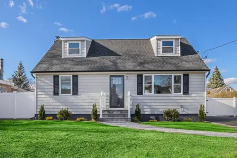 145 N Hawthorne St, Massapequa, NY 11758