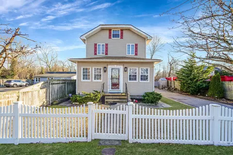62 Moffitt Blvd, East Islip, NY 11730
