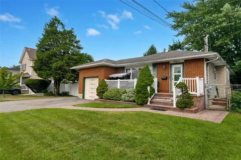 25 W Walnut St, Farmingdale, NY 11735