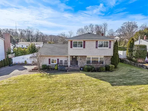 5 Pound Ridge Rd, Plainview, NY 11803