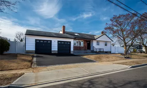 2 Rita Pl, South Farmingdale, NY 11735