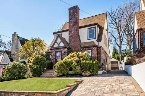 28 Hillview Ave, North Hempstead, NY 11050