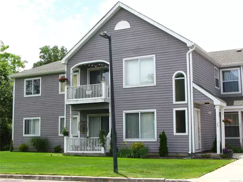 712 Birchwood Park Dr, Middle Island, NY 11953