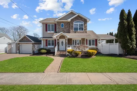 35 Locust Ave E, Farmingdale, NY 11735