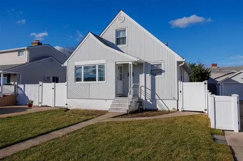 30 Van Buren St, Freeport, NY 11520