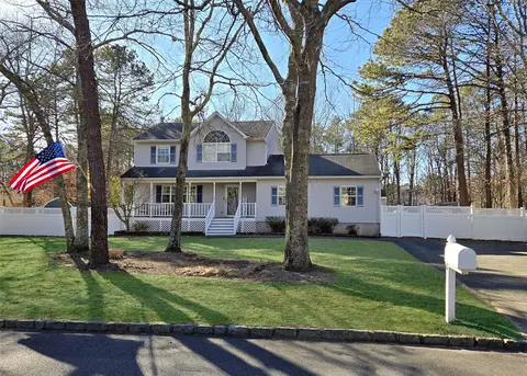 6 Charter Ct, Manorville, NY 11949
