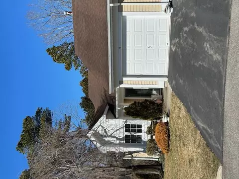 12 Sayville Ct, Ridge, NY 11961