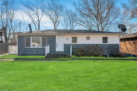 30 Beacon St, Shirley, NY 11967