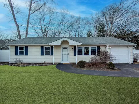45 Ridge Haven Dr, Ridge, NY 11961