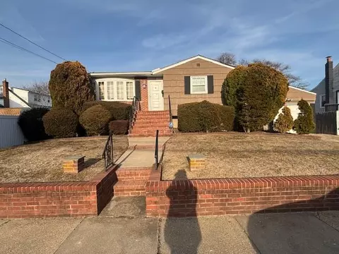 578 Beacon Ave, Lindenhurst, NY 11757