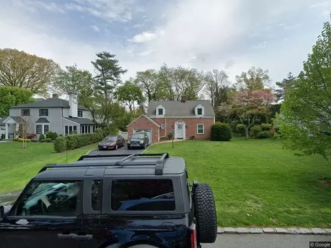 10 Ridge Rd, North Hempstead, NY 11596