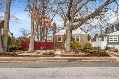 163 E Saint Marks Pl, Valley Stream, NY 11580