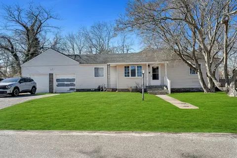 60 Washington Dr, Mastic Beach, NY 11951