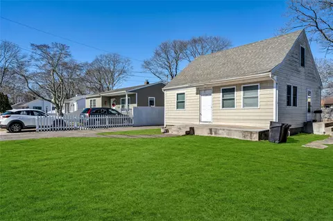 17 Robinwood Dr, Mastic Beach, NY 11951