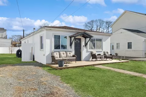 157 E Shore Rd, Lindenhurst, NY 11757